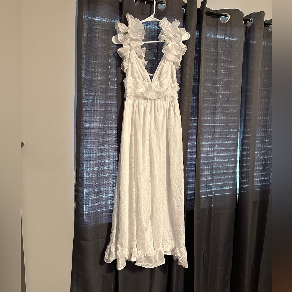 White lace-up dress with ruffle sleeves